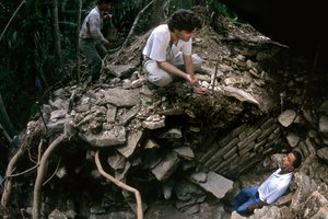 Cancuen, Guatemala, Arthur Demarest, Rudy Larios, Maya, palota, klasszikus korszak, Peten, 2004 (fotó) alkotó: Kenneth Garrett