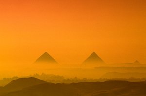 Egyiptom; Óbirodalom; Gízai-fennsík; gízai piramisok; Khufu; Khafre; Menkaure alkotó: Kenneth Garrett