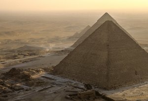 Egyiptom Óbirodalma; Gízai piramisok; Gíza; Egyiptom; légi felvételek alkotó: Kenneth Garrett