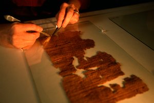 Florence Darbre, Júdás evangéliuma; Codex Tchacos; Kritikai kiadás, gnosztikus szöveg;Genf, 2004 (fotó) alkotó: Kenneth Garrett