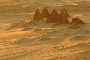Gebel Barkal,Templomkomplexum, Taharka fáraó, Mut templom, B300, Kareima város, Nílus folyó..., 2007 (fénykép) alkotó: Kenneth Garrett