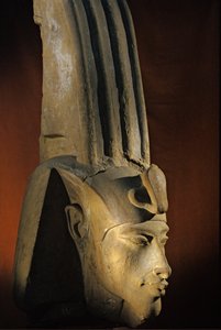 Akhenaten kolosszális szobrának feje; Karnak; Aten templom; Amenhotep IV. Mint fáraó..., 2009 (fénykép) alkotó: Kenneth Garrett