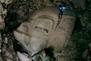Nagy kora preklasszikus stukkó maszk,Cival, Holmul, Guatemala, Maya, Francisco Estradabelli, 2008 (fotó) alkotó: Kenneth Garrett