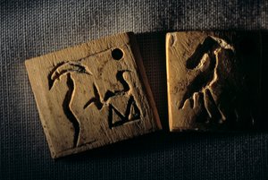 Pradinasztikus elefántcsont címke, legkorábbi írás, Dr. Gunter Dreyer, Egyiptom, 2005 (fotó) alkotó: Kenneth Garrett