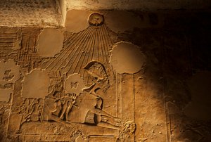 A királyi család domborműve, Akhenaten, Nofertiti és lányai, Mahu sírja, "Chief of P..., 2001 (fénykép) alkotó: Kenneth Garrett