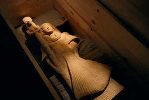 Nebre homokkőszobra, mint a háború oroszlánfejű istennőjének, Szekhme... zászlóvivője, 2002 (fénykép) alkotó: Kenneth Garrett