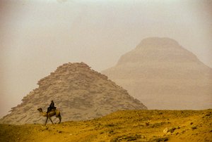 Szakkara; Teti piramis; 6. dinasztia; Djoser piramis (háttérben); Egyiptom alkotó: Kenneth Garrett