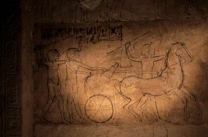 Szekeret vezető Akhenaten vázlata, Mahu sírja, "Akhetaten rendőrfőnöke",E..., 2001 (fénykép) alkotó: Kenneth Garrett