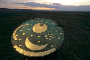 A nyári és a téli napfordulók követésére orientált égitest korong távoli tájékozódási pontok segítségével, 2004 (fotó) alkotó: Kenneth Garrett