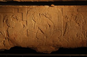 Templom 21 trónpad, Akhal Mo Nab király faragása, Palenque, Mexikó, 2005 (fotó) alkotó: Kenneth Garrett
