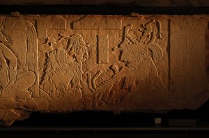 Templom 21 trónpad, Akhal Mo Nab király faragása, Palenque, Mexikó, 2005 (fotó) alkotó: Kenneth Garrett