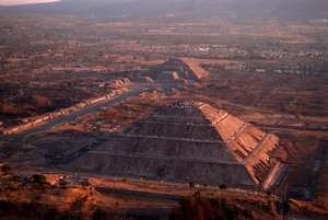 Teotihuacan; A Hold piramisa; Piramisok; Mezo-Amerika; Mexikó; Ősi kultúrák-Th..., 2005 (fénykép) alkotó: Kenneth Garrett