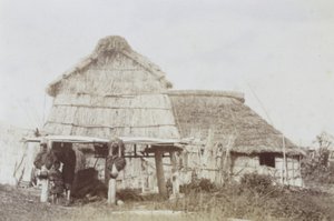 Ainu raktár ainu gyerekekkel, 1890-es évek (zselatin ezüst nyomat) alkotó: Kenzô Tamoto
