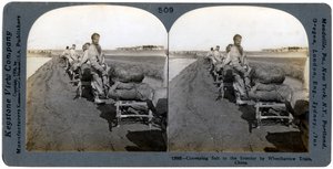 Só szállítása a beltérbe talicskás vonattal, Kína, 1906 alkotó: Keystone View Company