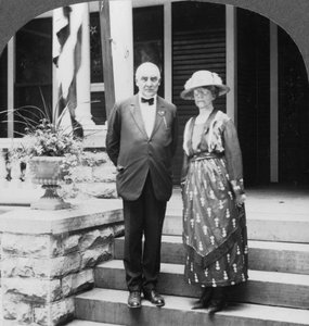 Elnök és Harding asszony otthonukban, Marion, Illinois, USA, 1921-c1923 alkotó: Keystone View Company