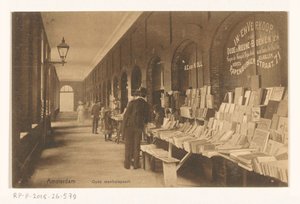 Aaron Eliazer van Kollem könyvesboltja az Oudemanhuispoortban Amsterdam Old Manhuispoort (cím a tárgyon) alkotó: Knackstedt and Näther