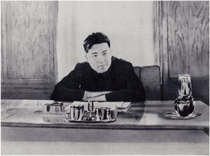 Kim Ir Szen elvtárs az Észak-Koreai Népi Tanácsnál (litho) működő irodájában alkotó: Korean Photographer