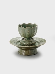 Csésze és állvány, 12. század vége-13. század eleje (Kőedény berakásos csúszódíszítéssel ill. celadon máz) alkotó: Korean School