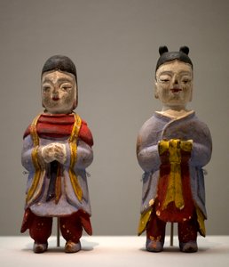 Figurák sámánjelmezben. Polikróm fa szobrocskák, art coreen alkotó: Korean School