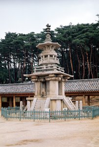 Tabo-tap (Prabhutaratna pagoda), a Pulkuk-sa templomegyüttes része, először 528-ban építették, 751-ben bővítették, majd az 1612-59-es tűzvész után újjáépítették. alkotó: Korean School