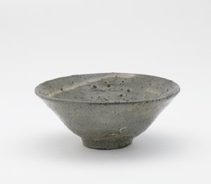 Teástál, Totoya típusú, Kyongsang Namdo tartomány, Korea, Choson-korszak, 16. század vége – 17. század eleje (kőedény szálcsiszolt-csúszott díszítéssel földspatikus máz alatt) alkotó: Korean School