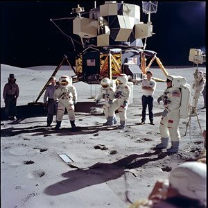 Emberek csoportja tévékamerával a hamis Apollo 11 1. projekt bemutatására