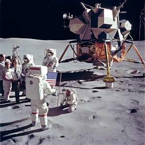 Gruppe von Menschen mit TV-Kamera, die die Faelschung des Apollo 11-Projekts zeigen sollen 3