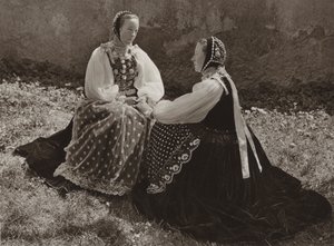Románia: Lechinta, szász lányok vasárnapi jelmezben (f/w fotó)