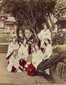Miko, avagy Performing in A Temple Dancing at Nara, 1890 körül