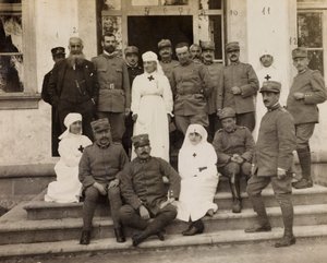 Album az első világháborúról Friuli-Venezia Giuliában: csoportos portré tisztekkel és Vöröskeresztes nővérekkel a máltai lovagok látogatása során a Villa Brazzàban, ahol a Soleschiano Manzano-i hadikórház 17-e található, 1915.11.25. fekete-fehér fotó) alkotó: L. Verdiani