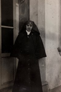 Album az első világháborúról Friuli-Venezia Giuliában: Elena Bianconcini vöröskeresztes nővér portréja a Villa Brazzàban, ahol a Soleschiano Manzano-i hadikórház 17-e található (f/w fotó) alkotó: L. Verdiani