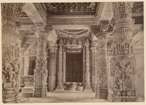 Ajtó és felső pillérek, Delwara templom, Mount Abu
