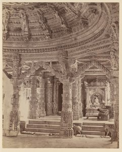 A Delwara templom belseje, oszlopok és kupola, Mount Abu