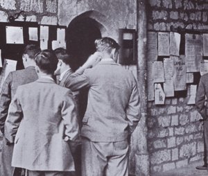 Hall után a főiskola hirdetőtáblájára pillantva alkotó: Laszlo Moholy-Nagy