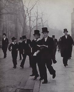 A kápolna és az iskola között, Eton (f/w fotó) alkotó: Laszlo Moholy-Nagy