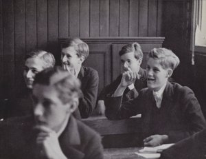 A tanulás könnyebb oldala, megosztottság a New Schoolsban, Eton (fekete-fehér fotó) alkotó: Laszlo Moholy-Nagy