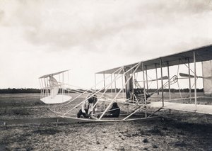 Leon Bollee a Wright fivérek gépén dolgozik, 1909 körül alkotó: Leon Bollee