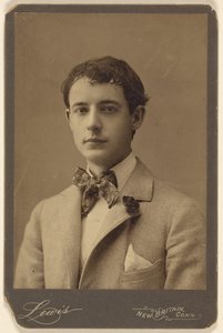 Walter Thomas [fiatalember csokornyakkendőben és szegfűvel a kabát hajtókáján] alkotó: Lewis