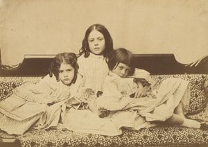 Edith, Ina és Alice Liddell a kanapén, 1858 nyara.
