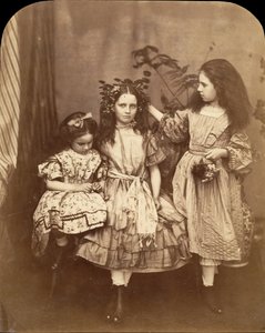 Flora Rankin, Irene MacDonald és Mary Josephine MacDonald az Elm Lodge-ban, 1863. július. alkotó: Lewis Carroll