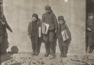 John Pento, 14 éves, Daniel és Angelo Pento, 7 éves, újságokat árul, Hartford, Connecticut