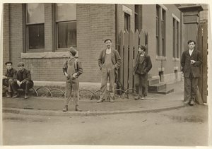 [Férfiak és fiúk csoportja gyűlt össze odakint] alkotó: Lewis W. Hine