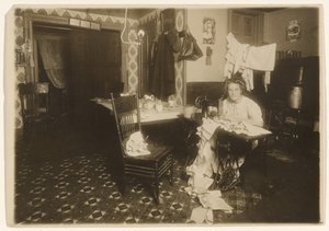 [Otthoni munka (nő a varrógépnél)]