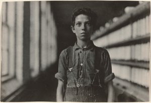 Jo Bodeon, egy "hátsó-roper" az öszvérszobában. Chase Cotton Mill, Burlington, Vermont