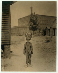 A 12 éves Eddie Norton napi 40 centet keres söprögetőként a Saxon Millben, Spartanburg, Észak-Karolina, 1912. alkotó: Lewis Wickes Hine