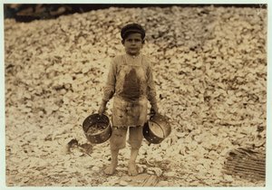 5 éves migráns garnélarákszedő Manuel egy halom osztrigahéj előtt, második éve dolgozik Dunbarban, Lopezben, Dukate Company, Biloxi, Mississippi, 1911 alkotó: Lewis Wickes Hine