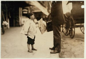 A 6 éves újságos, Hyman 18 óráig árulja az újságokat. Lawrence-ben, Massachusetts államban, 1911 alkotó: Lewis Wickes Hine