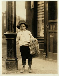 A 6 éves hírlapíró, Little Fattie néven ismert, és mindössze 3 láb 4 hüvelyk magas, egy éve dolgozik a Missouri állambeli St. Louis-ban, 1910-ben.