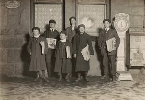 20:30. Újságárus fiúkból álló csoport az állomáson, Hartford, Connecticut. A legkisebb fiú 11 éves. alkotó: Lewis Wickes Hine