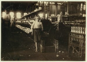 A 8 éves Leo, aki mindössze 1,5 méter magas, napi 15 centért szedi fel a bobinokat az Elk Cotton Millsben, Fayetteville, Tennessee, 1910. alkotó: Lewis Wickes Hine